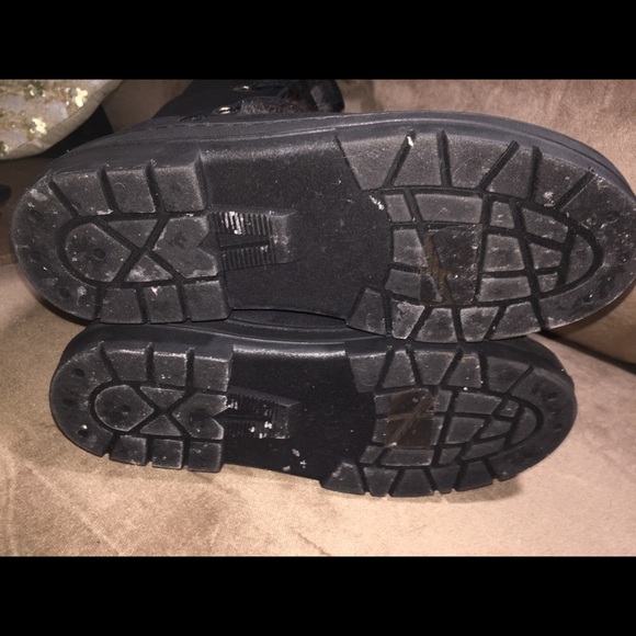 Black lace up boots with fur! Ugg -like - Picture 5 of 5